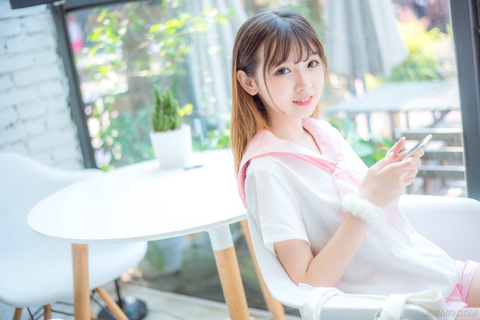如果爱一个人，那么就会心甘情愿为他而改变。如果一个人在你面前我行素，置你不喜欢的行为而不顾，那么他就是不爱你。所以如果你不够关心他或是他不够关心你，那么你就不爱他或他不爱你。